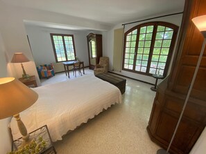 4 slaapkamers, een strijkplank/strijkijzer, gratis wifi, beddengoed