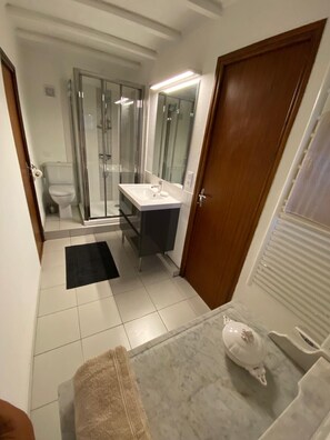 Een douche, een haardroger, handdoeken