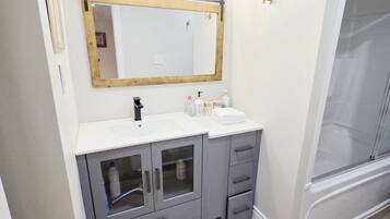 Sèche-cheveux, serviettes fournies, savon, shampoing