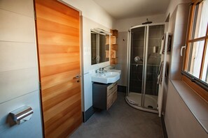 Dusche, Haartrockner, Bidet, Handtücher