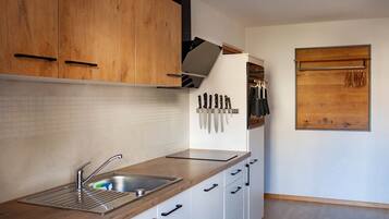 Fridge, oven, stovetop, dishwasher