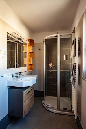 Doccia, asciugacapelli, bidet, asciugamani