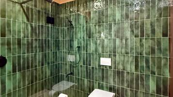 Een douche, handdoeken, toiletpapier