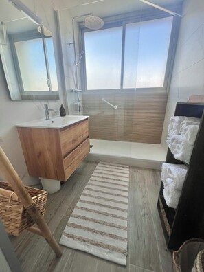 Shower, towels, soap, toilet paper - Riviera Beauty, Sun & Sea 80 m² close to the Mediterranean 4 pers, Clim, Pkg (Cagnes-sur-Mer)