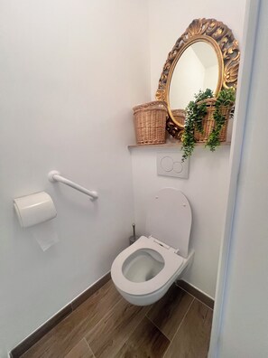 Een douche, handdoeken, zeep, toiletpapier