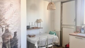 Dining - Riviera Beauty, Sun & Sea 80 m² close to the Mediterranean 4 pers, Clim, Pkg (Cagnes-sur-Mer)
