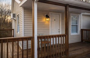 Exterior detail - Serene 1-bedroom apartment with AC in charming Clarksville (Clarksville)