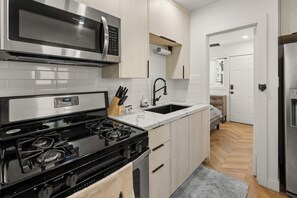 Geladeira, micro-ondas, fogão, cooktop