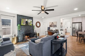 Smart-TV, Kamin, Arbeitsbereiche