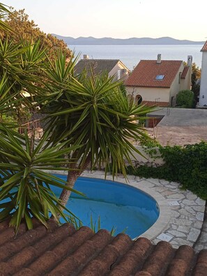 Property grounds - Cozy 3-bedroom apartment with spacious patio overlooking pool and sea! (Kožino)