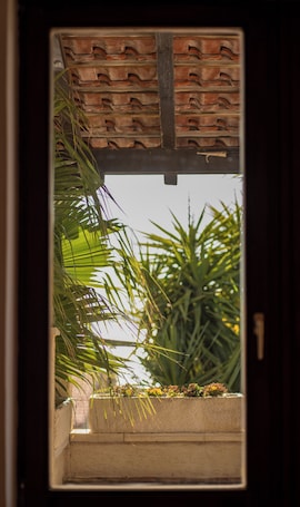 Interior. Cozy 3-bedroom apartment with spacious patio overlooking pool and sea!