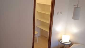 3 bedrooms, internet, bed sheets