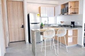 Réfrigérateur, micro-ondes, plaque de cuisson, cafetière/bouilloire