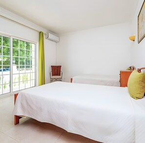 3 slaapkamers, een strijkplank/strijkijzer, wifi, beddengoed