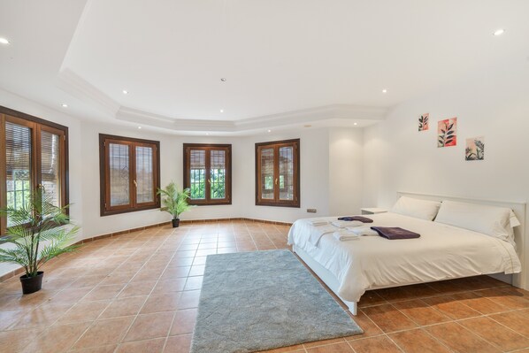 3 habitaciones, tabla de planchar con plancha, wifi y ropa de cama 