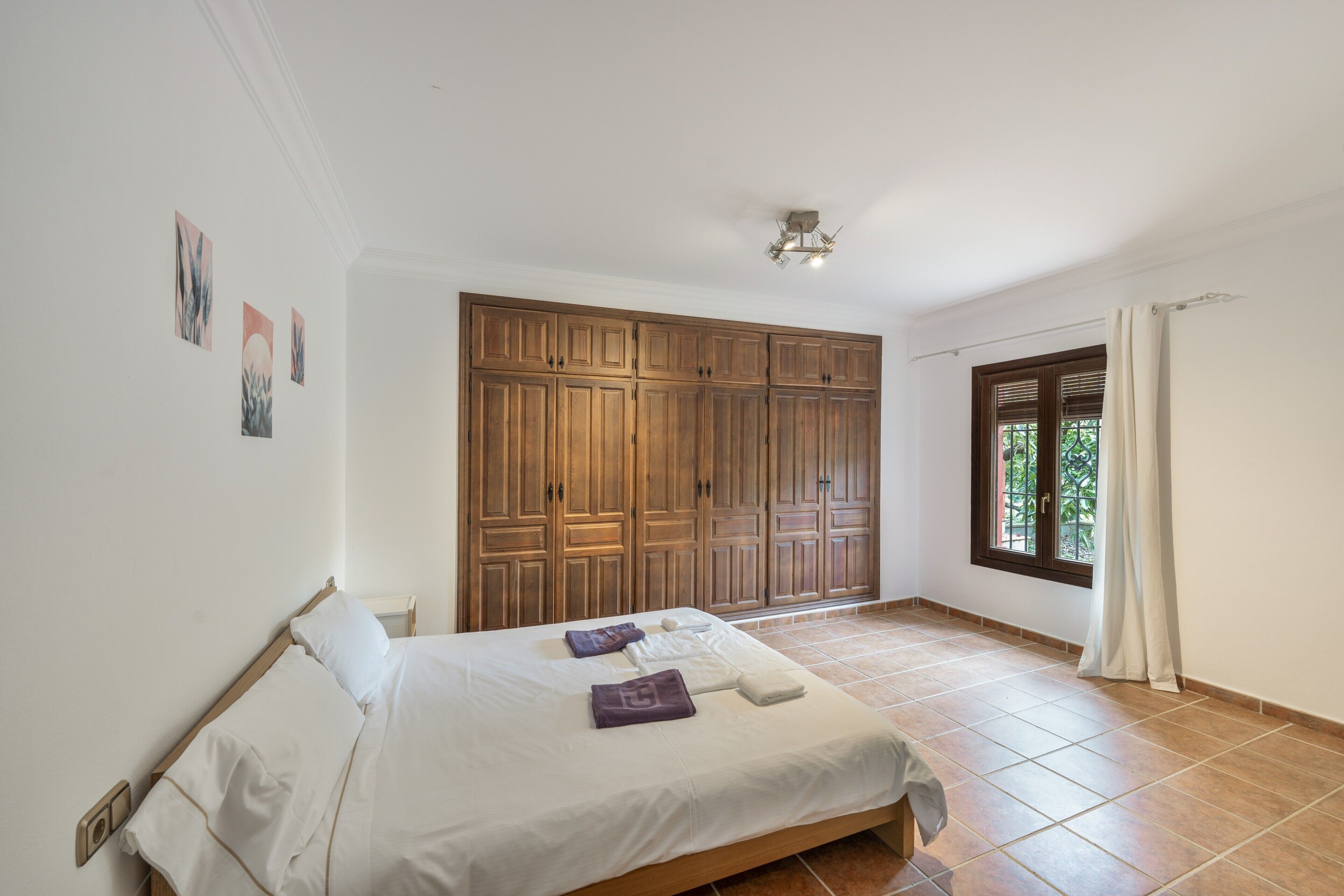 3 chambres, fer et planche à repasser, Wi-Fi, draps fournis