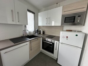 Fridge, microwave, oven, stovetop - T2 apartment on the 1st line of the beach at Le Couchant (La Grande-Motte)