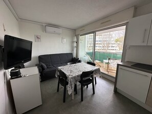 Interior - T2 apartment on the 1st line of the beach at Le Couchant (La Grande-Motte)