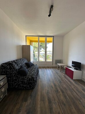 TV - Charming quiet studio in Ponant with balcony (La Grande-Motte)