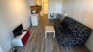 TV - Charming quiet studio in Ponant with balcony (La Grande-Motte)