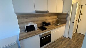 Fridge, microwave, oven, stovetop - Charming quiet studio in Ponant with balcony (La Grande-Motte)
