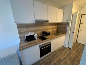 Fridge, microwave, oven, stovetop - Charming quiet studio in Ponant with balcony (La Grande-Motte)