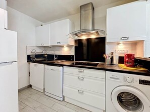 Fridge, microwave, oven, stovetop - Spacious apartment with cabin, beach 2 steps away. (La Grande-Motte)