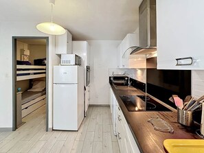 Fridge, microwave, oven, stovetop - Spacious apartment with cabin, beach 2 steps away. (La Grande-Motte)