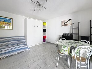 Interior - Spacious apartment with cabin, beach 2 steps away. (La Grande-Motte)