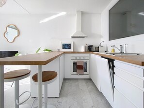Een koelkast, een oven, een kookplaat, een vaatwasser