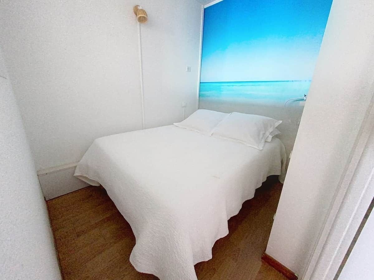 1 slaapkamer, een strijkplank/strijkijzer, wifi, beddengoed