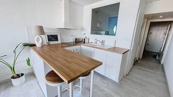 Een koelkast, een oven, een kookplaat, een vaatwasser