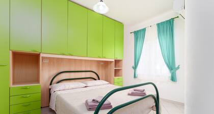 Sardisches Apartment mit privater Terrasse, 3 Gehminuten vom Strand entfernt