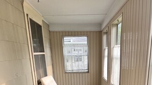 A room with a beige carpet, a round table, and two white armchairs. - Serene 3-bedroom house in charming Syracuse (Syracuse)