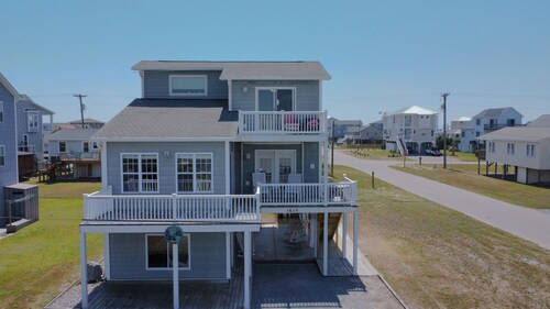 Cozy 3-Bedroom Retreat with Ocean Views in Topsail Beach