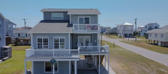 Cozy 3-Bedroom Retreat with Ocean Views in Topsail Beach