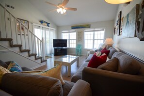 TV - Cozy 3-Bedroom Retreat with Ocean Views in Topsail Beach (Topsail Beach)