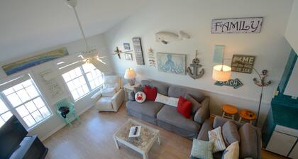 Cozy 3-Bedroom Retreat with Ocean Views in Topsail Beach