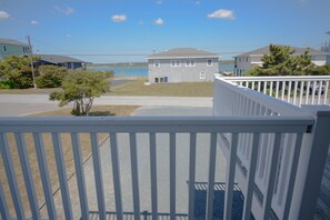 Property grounds - Cozy 3-Bedroom Retreat with Ocean Views in Topsail Beach (Topsail Beach)