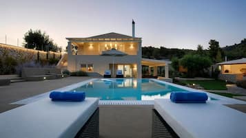 Piscina externa, espreguiçadeiras