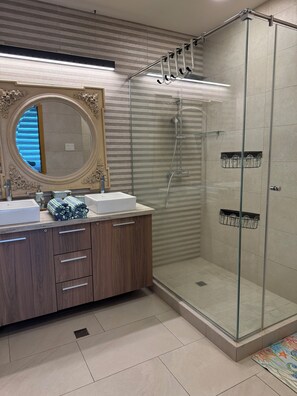 Douche, serviettes fournies, papier toilette