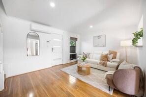 Books - Halifax Charm Village Stay near Cafs and Parklands (Adelaide)