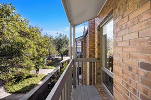 Property grounds - Halifax Charm Village Stay near Cafs and Parklands (Adelaide)