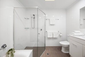 Hair dryer, towels - Halifax Charm Village Stay near Cafs and Parklands (Adelaide)