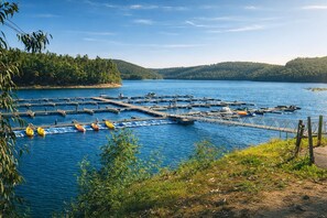 A marina with boats docked, surrounded by water and greenery. - An Encantada | Spa & Vista 180° | Casa de Artista (Alqueve - Folques)