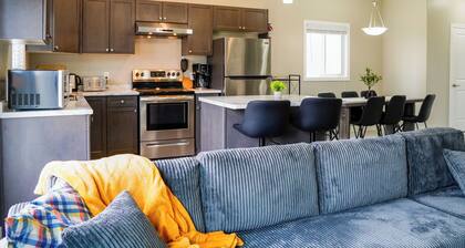 Modern Spacious Home Near Niagara Falls | Free Parking + Fast WiFi