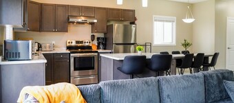 Modern Spacious Home Near Niagara Falls | Free Parking + Fast WiFi