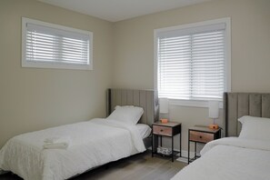 3 bedrooms, iron/ironing board, WiFi, bed sheets - Modern Spacious Home Near Niagara Falls | Free Parking + Fast WiFi (thorold)