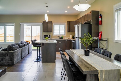 Modern Spacious Home Near Niagara Falls | Free Parking + Fast WiFi