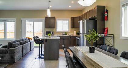 Modern Spacious Home Near Niagara Falls | Free Parking + Fast WiFi